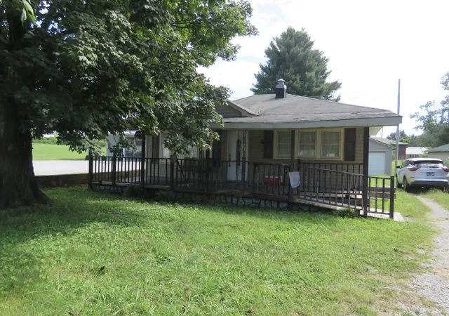 Photo 1 of Single family home for sale at 352 N Spring St, Sparta, TN 38583 | MLS# 3526797 | Listing updated on 2026-09-08
