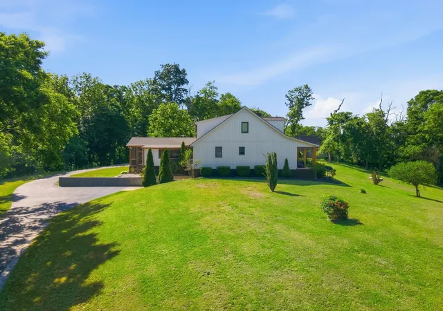 Photo 3 of Single family home for sale at 881 Mount Olivet Rd, Columbia, TN 38401 | MLS# 3525824 | Listing updated on 2026-09-01