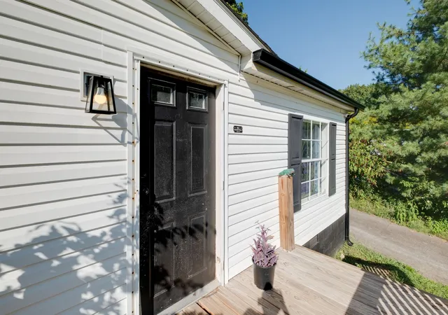 Photo 3 of Manufactured home for sale at 3803 Old Greenbrier Pike, Springfield, TN 37172 | MLS# 3527940 | Listing updated on 2026-08-29