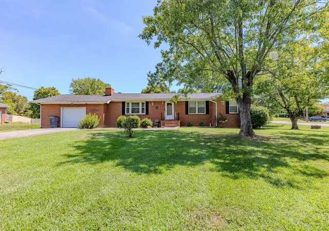 Photo 1 of Sale Pending at 100 Franklin St, Mc Minnville, TN 37110 | MLS# 3526714 | Listing updated on 2026-09-04