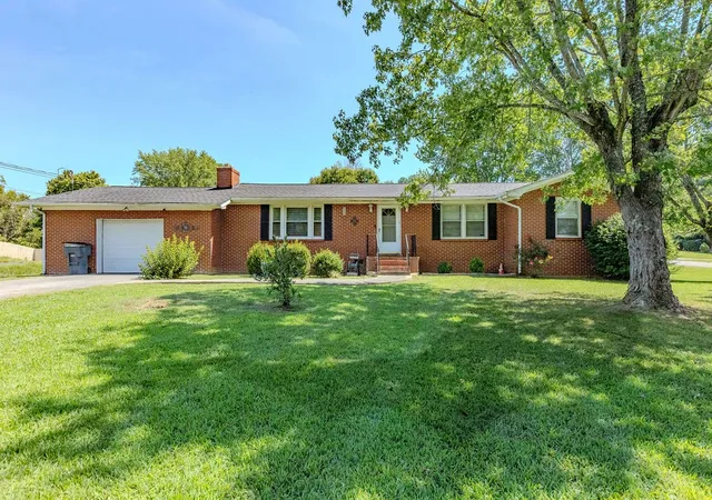 Photo 2 of Sale Pending at 100 Franklin St, Mc Minnville, TN 37110 | MLS# 3526714 | Listing updated on 2026-09-04