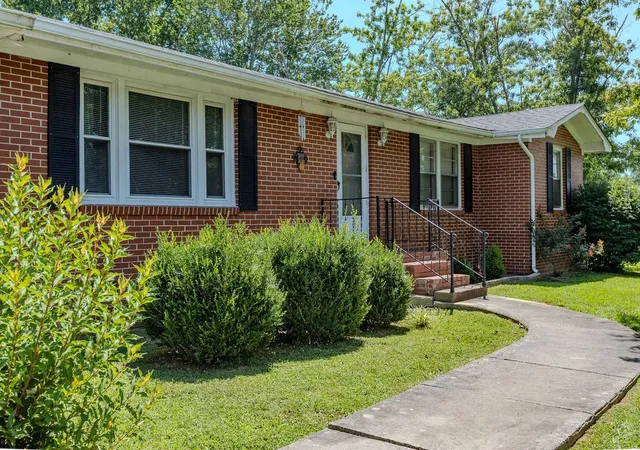 Photo 3 of Sale Pending at 100 Franklin St, Mc Minnville, TN 37110 | MLS# 3526714 | Listing updated on 2026-09-04
