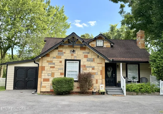 Photo 1 of Single family home for sale at 305 Jackson St, Sevierville, TN 37862 | MLS# 3540132 | Listing updated on 2026-09-03