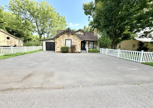Photo 2 of Single family home for sale at 305 Jackson St, Sevierville, TN 37862 | MLS# 3540132 | Listing updated on 2026-09-03