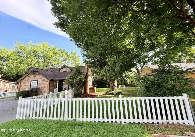 Photo 3 of Single family home for sale at 305 Jackson St, Sevierville, TN 37862 | MLS# 3540132 | Listing updated on 2026-09-03