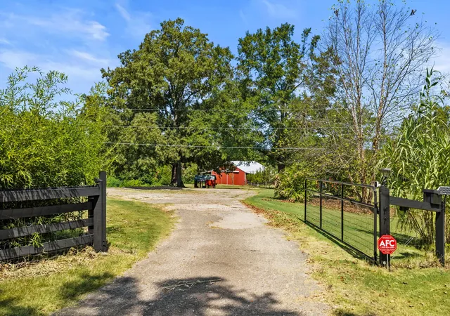 Photo 3 of Single family home for sale at 15 Autumn Ln, Savannah, TN 38372 | MLS# 3525719 | Listing updated on 2026-10-04
