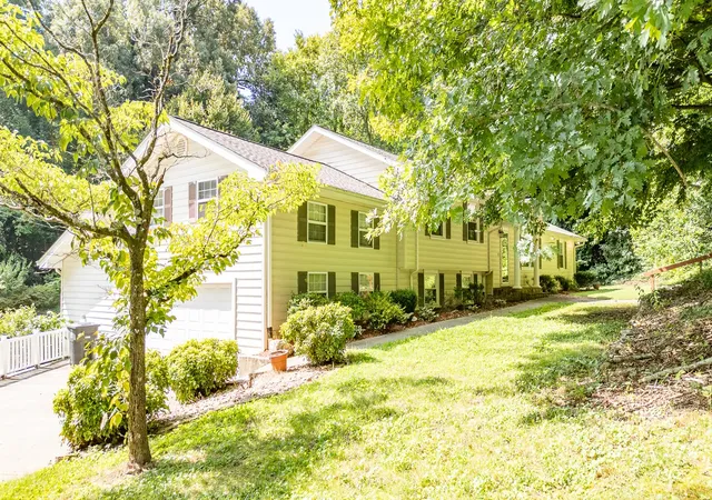 Photo 2 of Sale Pending at 1515 Crestway Dr, Athens, TN 37303 | MLS# 3526476 | Listing updated on 2026-09-13