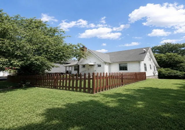 Photo 2 of Single family home for sale at 825 Gracey Ave, Clarksville, TN 37040 | MLS# 3531893 | Listing updated on 2026-09-03