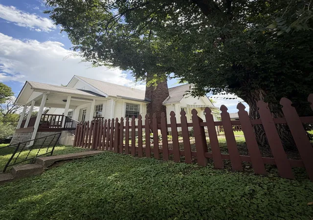 Photo 3 of Single family home for sale at 825 Gracey Ave, Clarksville, TN 37040 | MLS# 3531893 | Listing updated on 2026-09-03