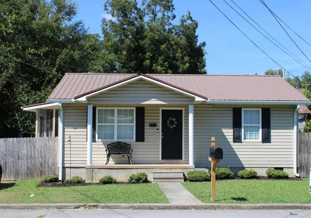 Photo 1 of Single family home for sale at 102 Madison St, Mc Minnville, TN 37110 | MLS# 3526789 | Listing updated on 2026-09-01