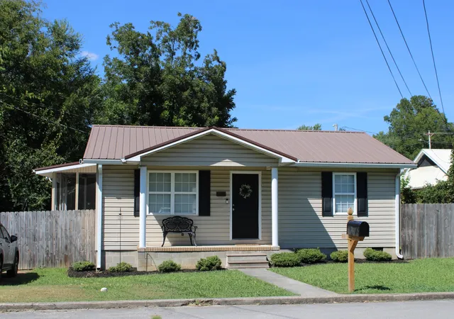 Photo 2 of Single family home for sale at 102 Madison St, Mc Minnville, TN 37110 | MLS# 3526789 | Listing updated on 2026-09-01