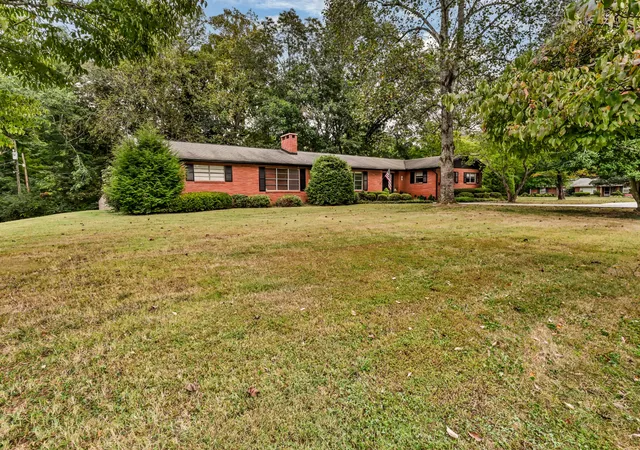 Photo 2 of Single family home for sale at 6 Canterbury Rd, Clarksville, TN 37043 | MLS# 3599459 | Listing updated on 2026-09-25