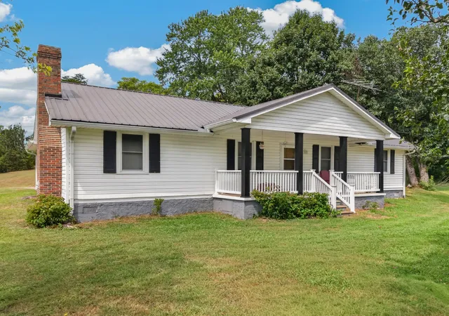 Photo 3 of Single family home for sale at 2385 Pulaski Hwy, Fayetteville, TN 37334 | MLS# 3528557 | Listing updated on 2026-09-03