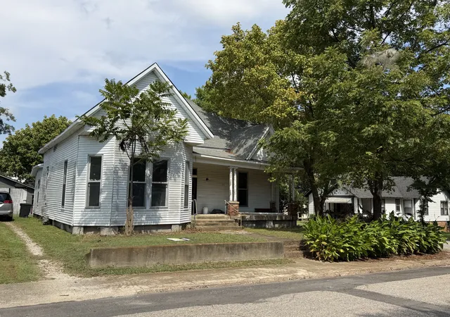 Photo 1 of Single family home for sale at 320 Aden St, Paris, TN 38242 | MLS# 3526805 | Listing updated on 2026-10-06