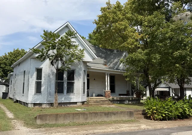 Photo 2 of Single family home for sale at 320 Aden St, Paris, TN 38242 | MLS# 3526805 | Listing updated on 2026-10-06