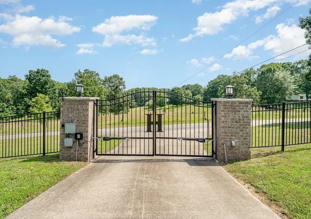Photo 4 of Single family home for sale at 1640 Eno Rd, Dickson, TN 37055 | MLS# 3526877 | Listing updated on 2026-10-07