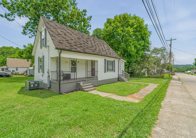 Photo 2 of Single family home for sale at 612 W Strang St, Rockwood, TN 37854 | MLS# 3531172 | Listing updated on 2026-09-02