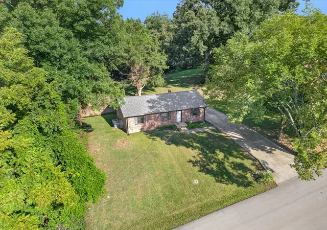 Photo 1 of Single family home for sale at 1325 Courtney Dr, Clarksville, TN 37042 | MLS# 3527887 | Listing updated on 2026-10-19