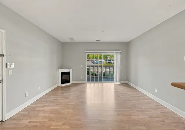 Listing Photo 4 - Condo for sale in building located at 7007 Lenox Vlg Dr, Nashville, TN 37211 - Unit #D-5