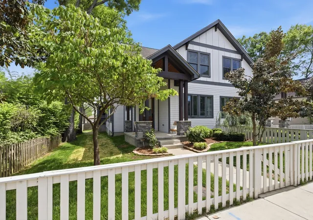 Photo 2 of Townhouse for sale at 2210 Grantland Ave, Nashville, TN 37204 | MLS# 3528249 | Listing updated on 2026-10-06