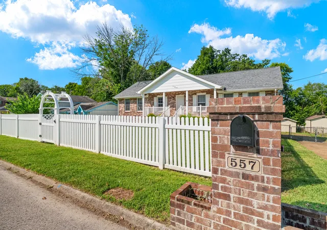 Photo 2 of Single family home for sale at 557 Castlegate Dr, Nashville, TN 37217 | MLS# 3527257 | Listing updated on 2026-08-27