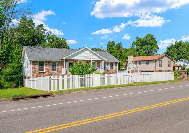 Photo 3 of Single family home for sale at 557 Castlegate Dr, Nashville, TN 37217 | MLS# 3527257 | Listing updated on 2026-08-27