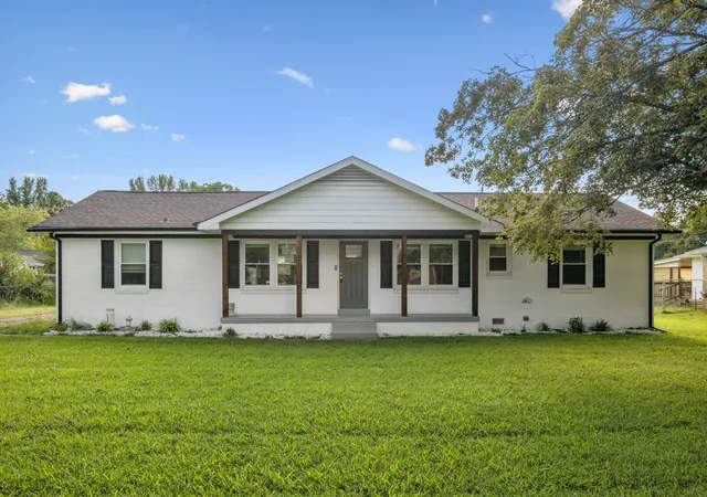 Photo 2 of Single family home for sale at 110 Sherwood Dr, Waverly, TN 37185 | MLS# 3527312 | Listing updated on 2026-08-28