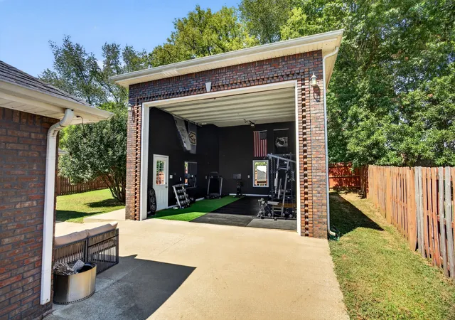 Photo 3 of Single family home for sale at 1028 Hendricks Ct, Clarksville, TN 37040 | MLS# 3543221 | Listing updated on 2026-09-18