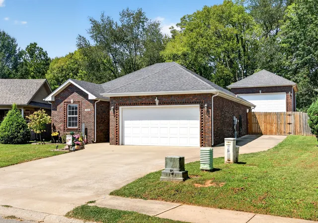Photo 3 of Single family home for sale at 1028 Hendricks Ct, Clarksville, TN 37040 | MLS# 3543221 | Listing updated on 2026-09-18