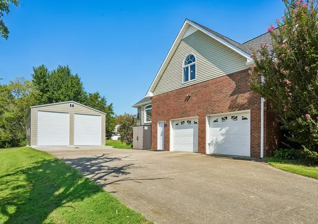 Photo 3 of Single family home for sale at 103 Green Meadows Dr, Hendersonville, TN 37075 | MLS# 3541583 | Listing updated on 2026-09-29
