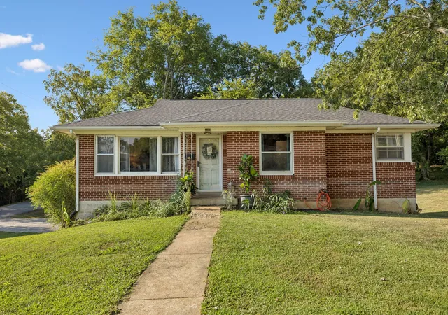 Photo 1 of Single family home for sale at 440 8th Ave S, Lewisburg, TN 37091 | MLS# 3527811 | Listing updated on 2026-09-15