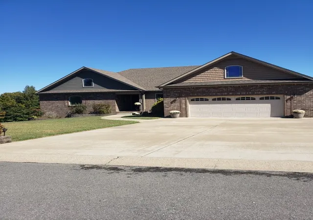 Photo 2 of Single family home for sale at 814 Iron Wood Cir, Clarksville, TN 37043 | MLS# 3546937 | Listing updated on 2026-10-06