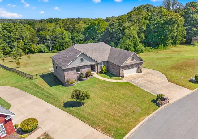 Photo 1 of Single family home for sale at 814 Iron Wood Cir, Clarksville, TN 37043 | MLS# 3546937 | Listing updated on 2026-10-06