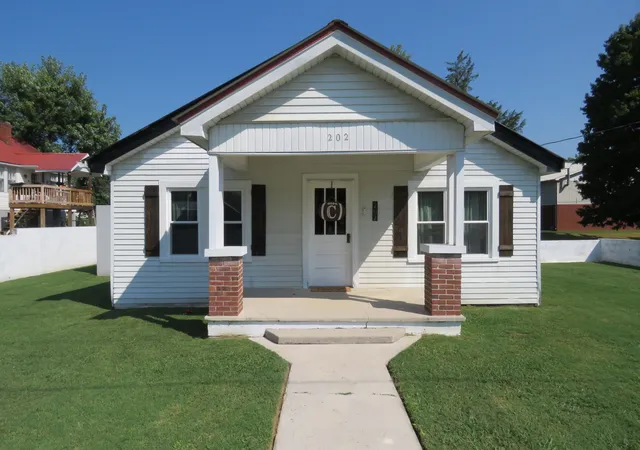 Photo 1 of Single family home for sale at 202 West 4th St, Livingston, TN 38570 | MLS# 3529462 | Listing updated on 2026-10-05