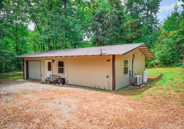 Photo 1 of Single family home for sale at 2195 Whiteoak Rd E, Clifton, TN 38425 | MLS# 3527778 | Listing updated on 2026-08-31