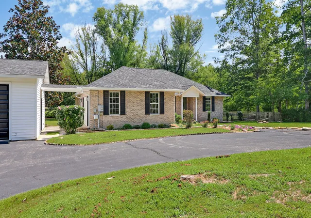 Photo 3 of Single family home for sale at 4028 Lone Wolf Cir, Crossville, TN 38572 | MLS# 3527810 | Listing updated on 2026-09-24