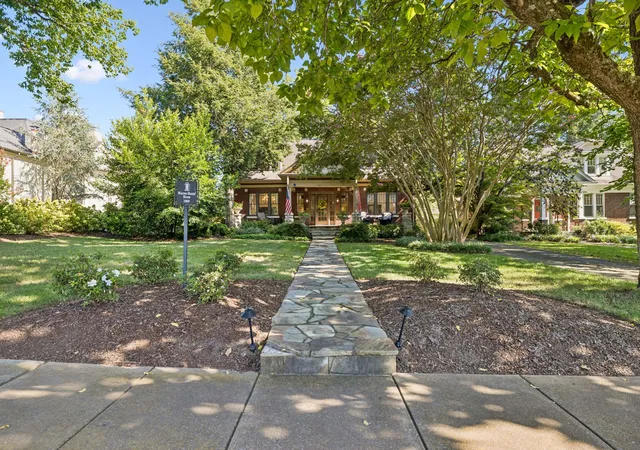 Photo 2 of Single family home for sale at 1011 W Main St, Franklin, TN 37064 | MLS# 3528526 | Listing updated on 2026-08-29