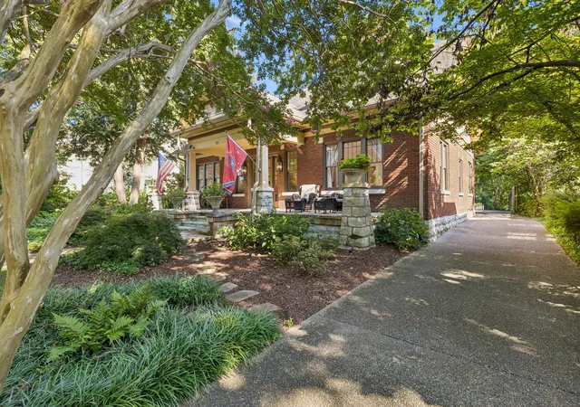 Photo 3 of Single family home for sale at 1011 W Main St, Franklin, TN 37064 | MLS# 3528526 | Listing updated on 2026-08-29