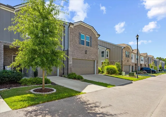 Photo 2 of Townhouse for sale at 729 Prairie View Dr, Columbia, TN 38401 | MLS# 3527945 | Listing updated on 2026-08-28
