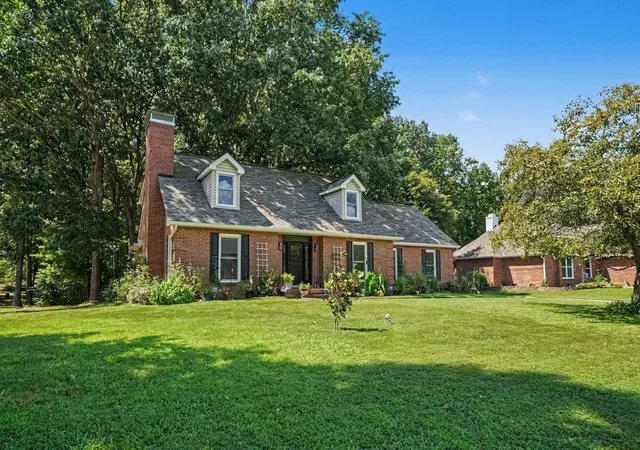 Photo 2 of Single family home for sale at 225 Longwood Ln, Clarksville, TN 37043 | MLS# 3545804 | Listing updated on 2026-09-29