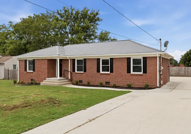 Photo 2 of Single family home for sale at 808 Cowan Ave, Shelbyville, TN 37160 | MLS# 3528213 | Listing updated on 2026-09-03