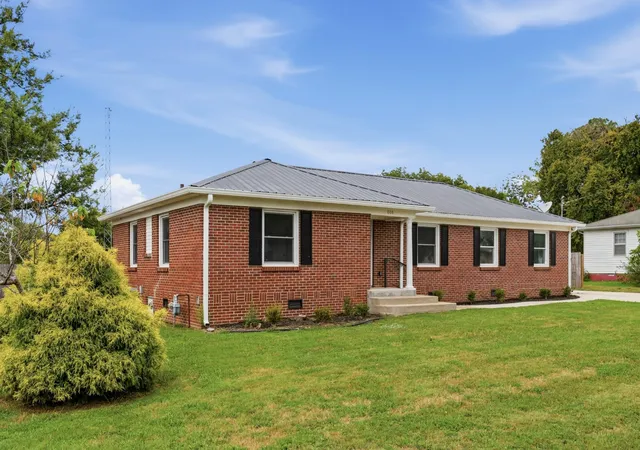 Photo 3 of Single family home for sale at 808 Cowan Ave, Shelbyville, TN 37160 | MLS# 3528213 | Listing updated on 2026-09-03