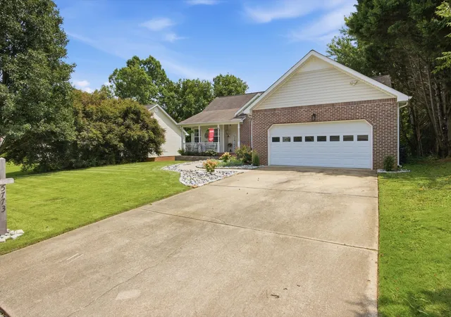 Photo 2 of Single family home for sale at 5773 Sarah Dr, Ooltewah, TN 37363 | MLS# 3527994 | Listing updated on 2026-10-06