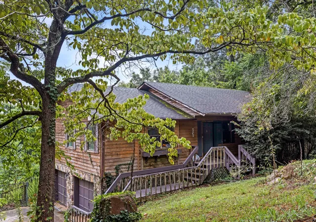 Photo 1 of Single family home for sale at 605 Clearview Dr, Ringgold, GA 30736 | MLS# 3528035 | Listing updated on 2026-08-28