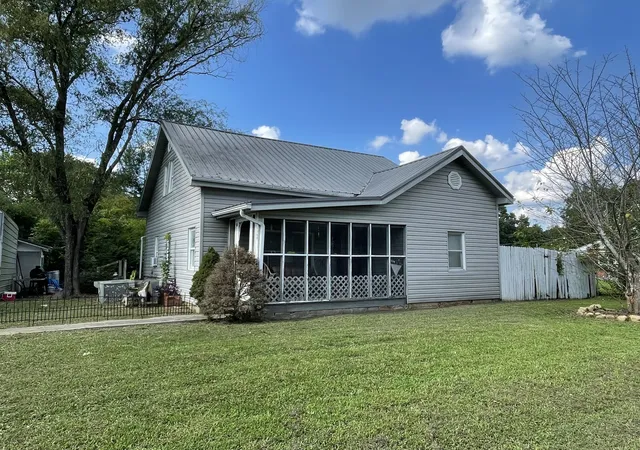 Photo 2 of Single family home for sale at 129 E Athens St, Englewood, TN 37329 | MLS# 3528053 | Listing updated on 2026-09-07