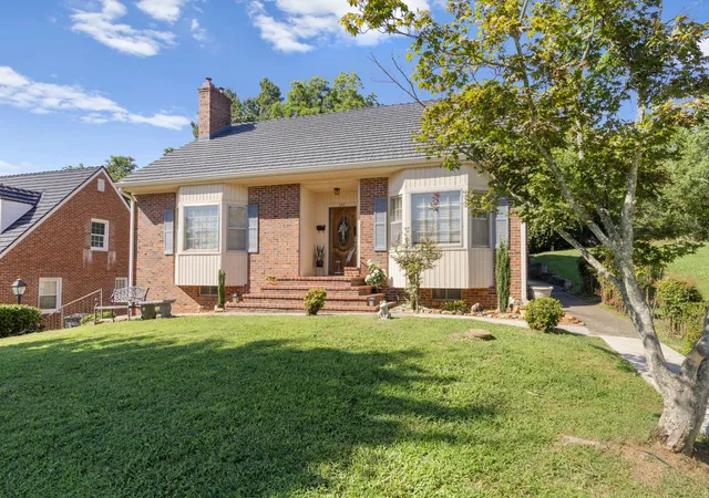 Photo 1 of Single family home for sale at 102 W Lawn St, Mc Minnville, TN 37110 | MLS# 3528061 | Listing updated on 2026-09-04