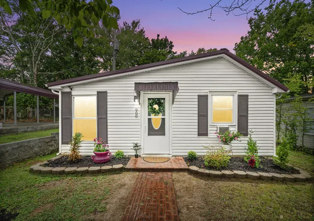 1st image of 900 Oak Ln, Clarksville, TN 37040 | MLS# 3528805