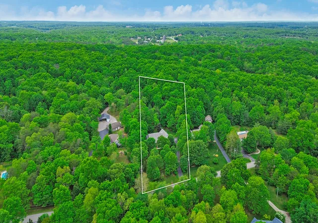 Photo 2 of Single family home for sale at 121 Laurelwood Ln, Crossville, TN 38555 | MLS# 3528212 | Listing updated on 2026-08-28