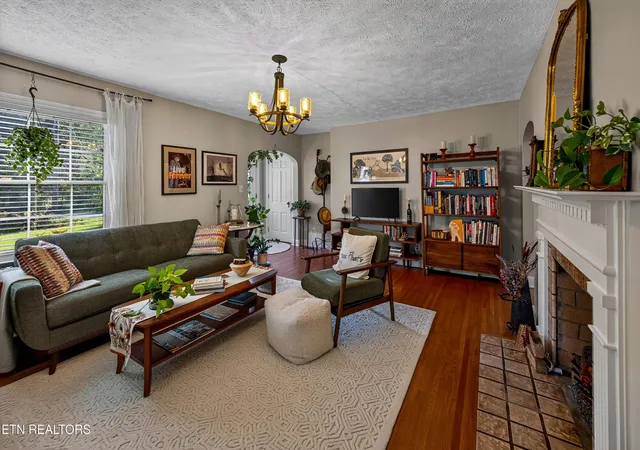 Photo 3 of Single family home for sale at 132 Lonas Dr, Maryville, TN 37803 | MLS# 3528277 | Listing updated on 2026-09-20