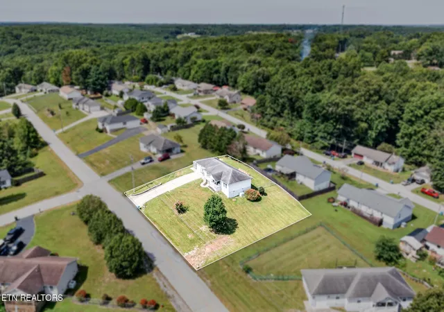 Photo 2 of Single family home for sale at 212 Bayberry Dr, Crossville, TN 38555 | MLS# 3528542 | Listing updated on 2026-08-28